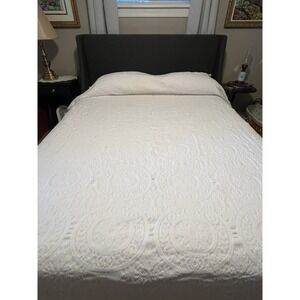 Vintage Cannon Matelasse Bedspread White‎ Medallions Floral Fringe Twin